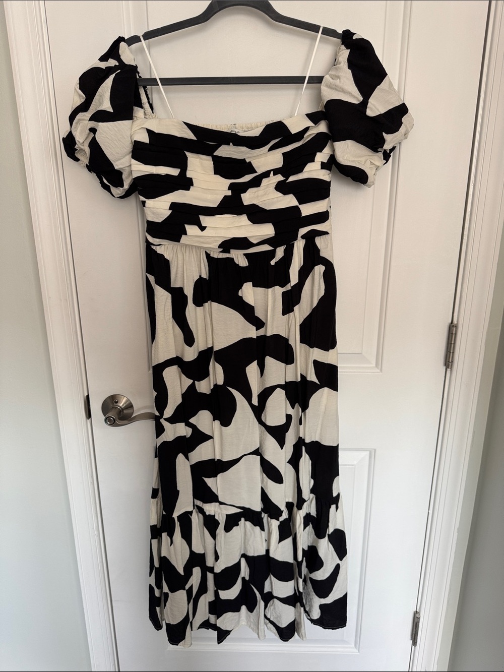 Abercrombie & Fitch Black and White Puff Sleeve Midi Dress